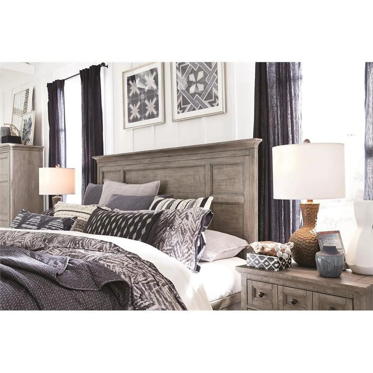 King Panel Bed with Regular Rails in Mahogany Z53000